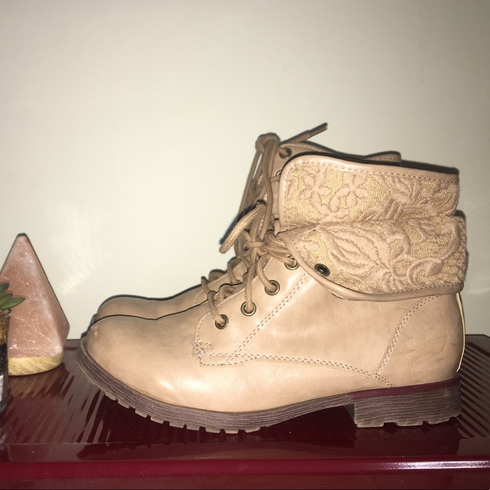TAN COMBAT BOOTS